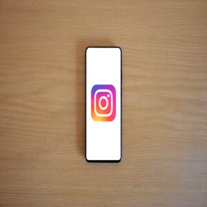 Telefon s aplikací Instagram a rostoucím počtem sledujících