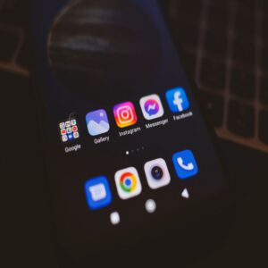 Uživatel kontroluje seznam sledujících v aplikaci Instagram na telefonu