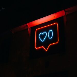 Ruka držící telefon s notifikacemi lajků na Instagramu