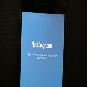 Mobilní telefon s otevřeným profilem na Instagramu a rostoucím počtem sledujících