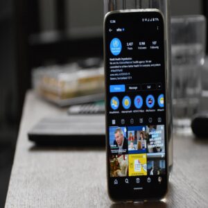 Nákup sledujících na Instagramu zobrazený na mobilním telefonu
