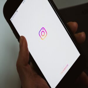 Získávání polských sledujících na Instagramu přes mobilní telefon