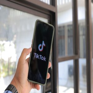 Mobilní telefon s aplikací TikTok a lajky na obrazovce