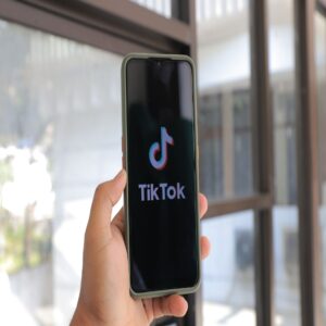 Nákup TikTok followers přes PayPal na mobilním telefonu