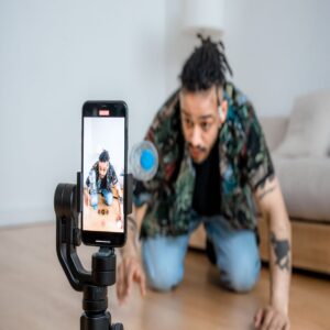 Začínající influencer natáčí obsah na mobil pro sociální sítě