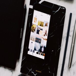 Mobilní telefon s aplikací Instagram zobrazující počet sledujících