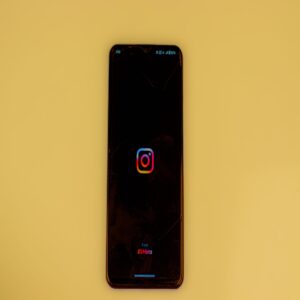Reální rumunští sledující na Instagramu zobrazení na mobilním telefonu