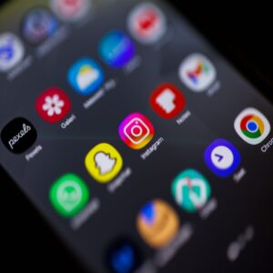 Chytrý telefon s aplikací Instagram a rostoucím počtem sledujících