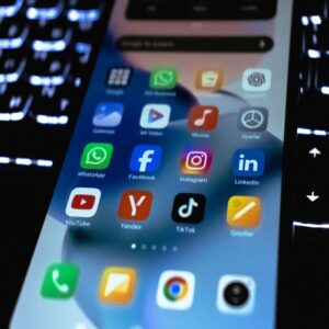 Telefon s aplikacemi Instagram a TikTok a nastavením doporučeného obsahu