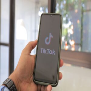 Získání lajků na TikToku zdarma i placeně zobrazené na telefonu
