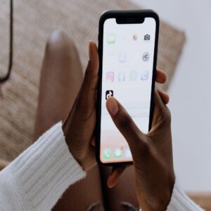 Uživatel prohlíží FYP feed v aplikaci TikTok na mobilu