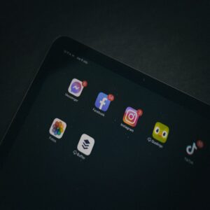 Telefon s aplikacemi Instagram a TikTok a ceník followers a likes pro rok 2026
