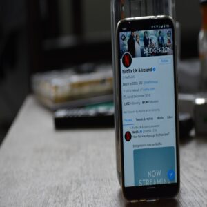 Nákup followers v Německu – bezpečnost a legálnost na telefonu se sociálními sítěmi