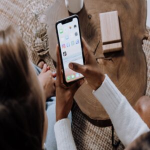 Telefon s aplikacemi TikTok a Instagram symbolizující nákup sledujících ve Francii