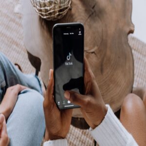 Chytrý telefon s TikTokem a ceníkem sledujících v eurech