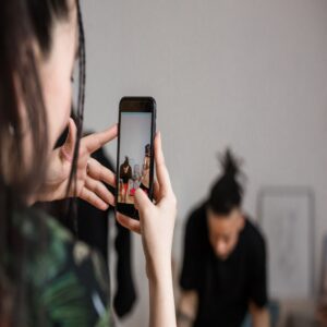 Telefon s aplikací TikTok a rostoucí počet sledujících