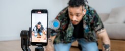 Začínající influencer natáčí obsah na mobil pro sociální sítě