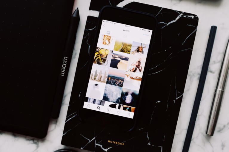 Mobilní telefon s aplikací Instagram zobrazující počet sledujících