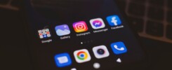 Uživatel kontroluje seznam sledujících v aplikaci Instagram na telefonu
