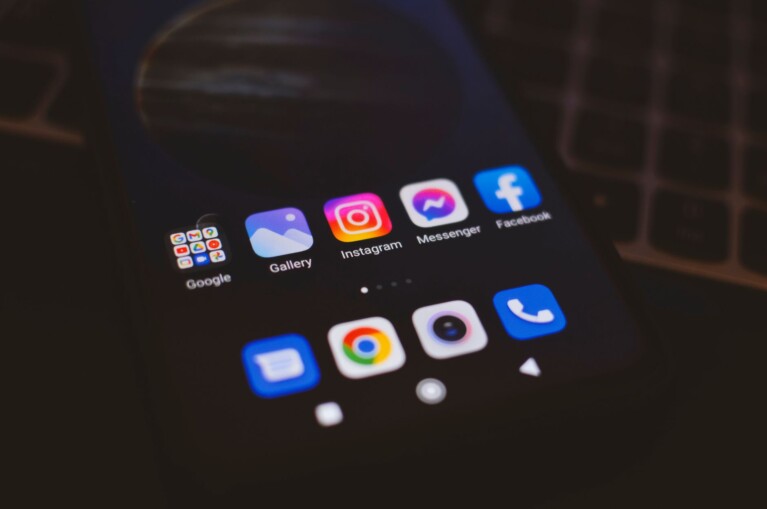 Uživatel kontroluje seznam sledujících v aplikaci Instagram na telefonu