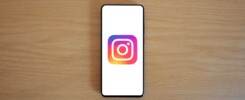 Telefon s aplikací Instagram a rostoucím počtem sledujících