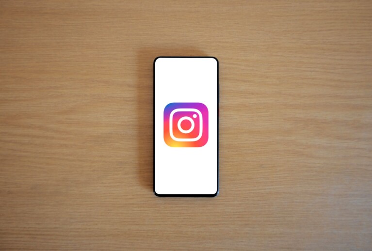 Telefon s aplikací Instagram a rostoucím počtem sledujících