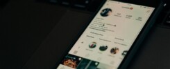 Chytrý telefon zobrazující počet 1K sledujících na profilu sociální sítě