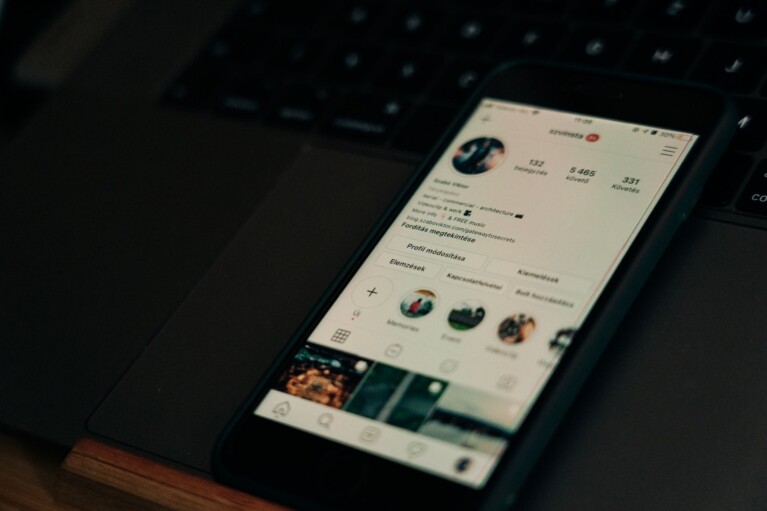 Chytrý telefon zobrazující počet 1K sledujících na profilu sociální sítě