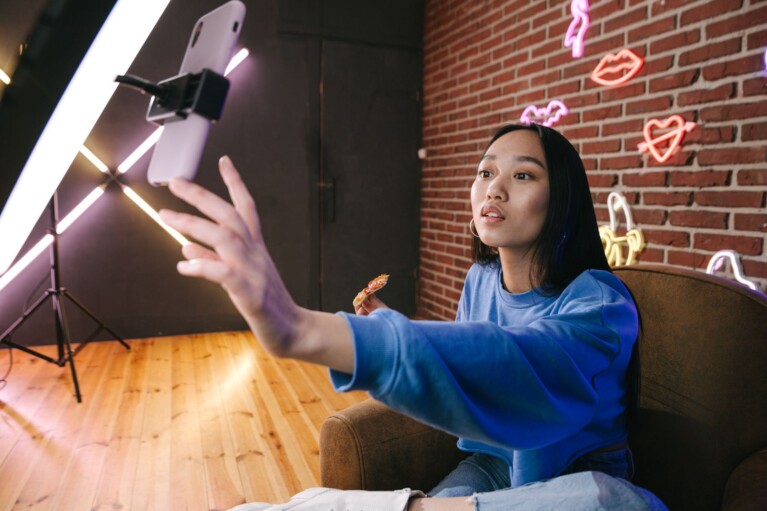 Tvůrce obsahu připravuje spolupráci na Instagramu na telefonu