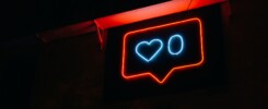 Ruka držící telefon s notifikacemi lajků na Instagramu