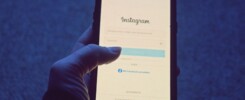 Telefon s aplikací Instagram a symbol práva znázorňující legálnost nákupu sledujících