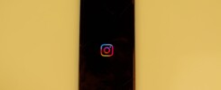 Reální rumunští sledující na Instagramu zobrazení na mobilním telefonu