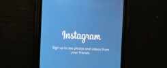Mobilní telefon s otevřeným profilem na Instagramu a rostoucím počtem sledujících