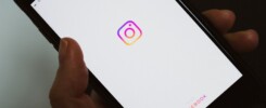 Chytrý telefon s Instagram profilem a rostoucím počtem sledujících