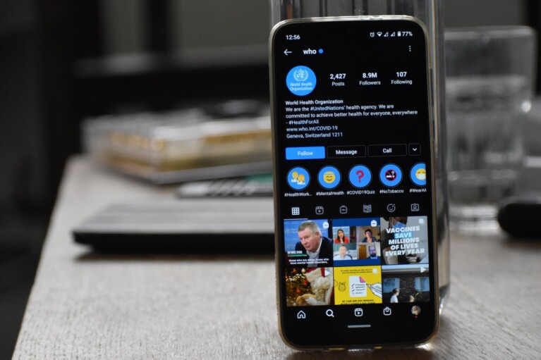 Nákup sledujících na Instagramu zobrazený na mobilním telefonu