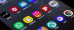 Chytrý telefon s aplikací Instagram a rostoucím počtem sledujících