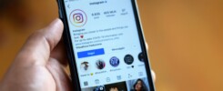 Uživatel kontroluje na telefonu, kdo si prohlíží jeho profil na Instagramu