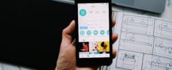 Telefon se zobrazeným Instagram profilem a stylizovaným fontem v bio