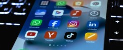 Telefon s aplikacemi Instagram a TikTok a nastavením doporučeného obsahu