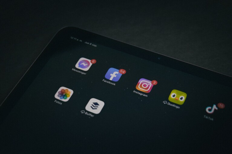Telefon s aplikacemi Instagram a TikTok a ceník followers a likes pro rok 2026