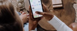 Telefon s aplikacemi TikTok a Instagram symbolizující nákup sledujících ve Francii