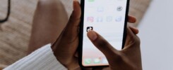 Uživatel prohlíží FYP feed v aplikaci TikTok na mobilu