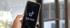 Mobilní telefon s aplikací TikTok a lajky na obrazovce