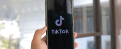 Nákup TikTok followers přes PayPal na mobilním telefonu