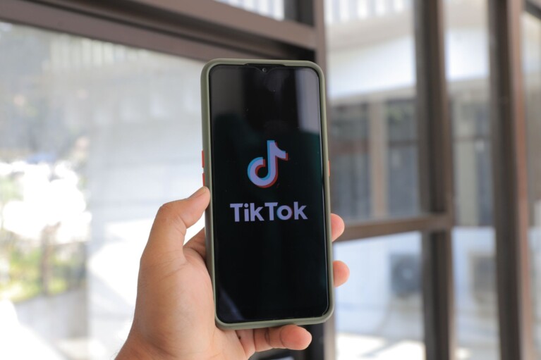 Nákup TikTok followers přes PayPal na mobilním telefonu