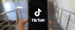 Mobil s aplikací TikTok a rostoucí počet sledujících