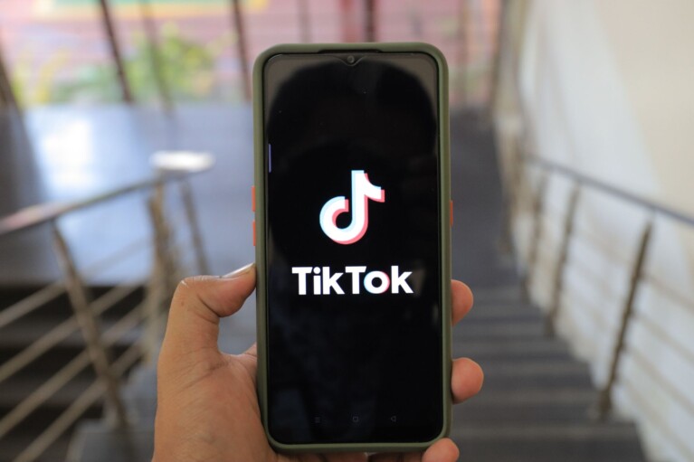 Mobil s aplikací TikTok a rostoucí počet sledujících