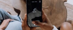 Chytrý telefon s TikTokem a ceníkem sledujících v eurech