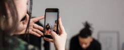 Telefon s aplikací TikTok a rostoucí počet sledujících
